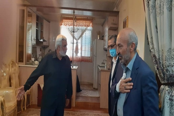 رئیس دانشگاه جامع علمی کاربردی با خانواده دانشجوی شهید مدافع وطن، «میلاد خسروی» دیدار کرد